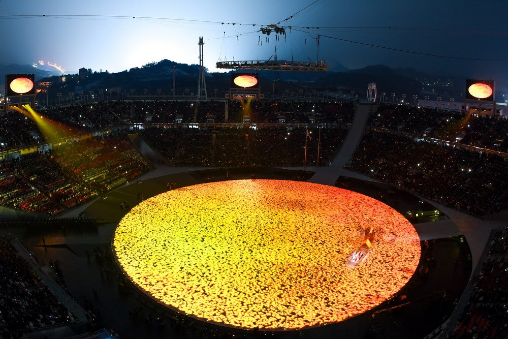 Màn trình diễn ánh sáng rực rỡ tại lễ khai mạc Olympic PyeongChang 2018. (Nguồn: AFP/TTXVN)