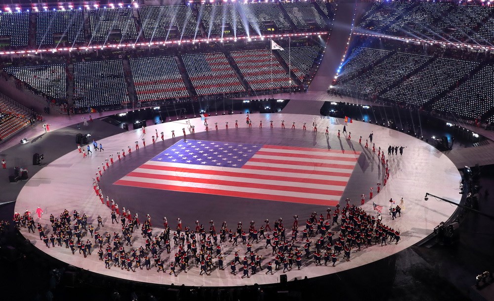 Đoàn vận động viên Mỹ tiến vào sân vận động tại lễ khai mạc Olympic mùa Đông PyeongChang. (Nguồn: THX/TTXVN)