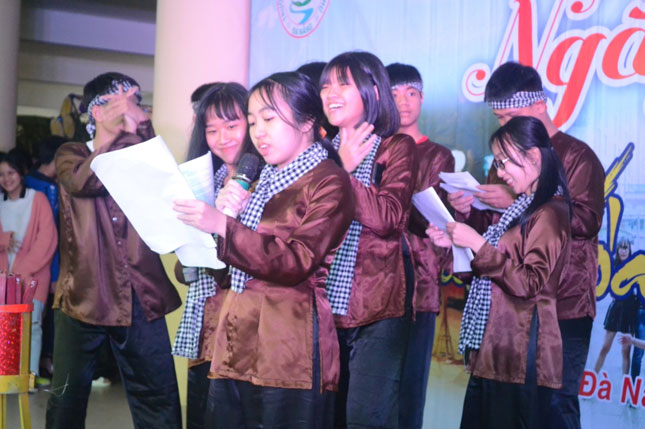 Học sinh Trường THPT Trần Phú hát bài chòi trong ngày hội văn hóa dân gian 2018 do nhà trường tổ chức.