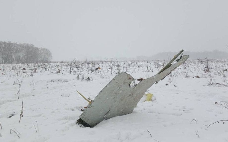 Mảnh vỡ của chiếc máy bay An-148 được tìm thấy tại khu vực Ramenskoye sau vụ tai nạn. (Nguồn: The Telegraph News/TTXVN)
