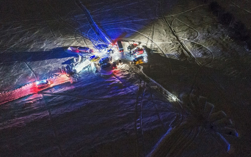 Lực lượng cứu hộ được triển khai tại hiện trường vụ rơi máy bay ở ngoại ô Moskva ngày 11/2. (Nguồn: AFP/ TTXVN)