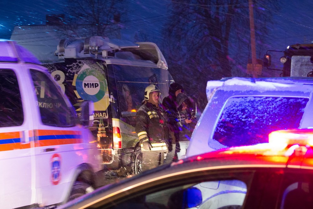 Lực lượng cứu hộ tại hiện trường vụ rơi máy bay ở ngoại ô Moskva ngày 11/2. (Nguồn: AFP/ TTXVN)