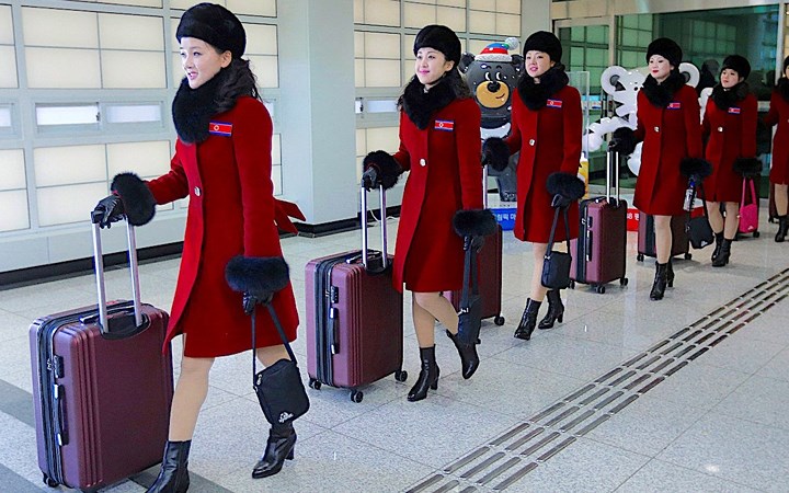 Họ đều là những cô gái trẻ trung xinh đẹp, mặc đồng phục và sử dụng vali giống nhau trông không khác gì các nữ tiếp viên hàng không.
