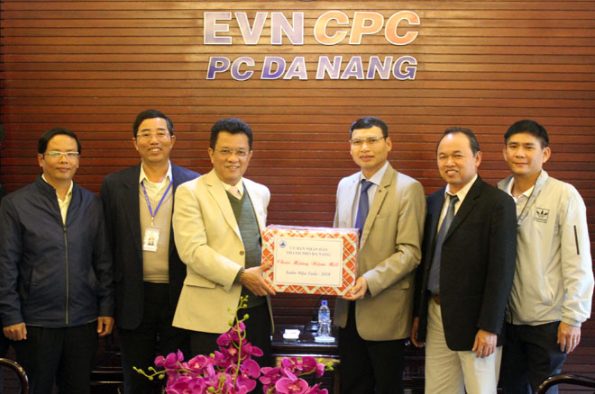 Phó Chủ tịch UBND thành phố Hồ Kỳ Minh đến thăm và chúc Tết cán bộ, công nhân viên Công ty TNHH MTV Điện lực Đà Nẵng.