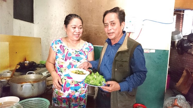  Mr Tao Viet Muoi (right) and his wife Le Thi Thuy Muoi