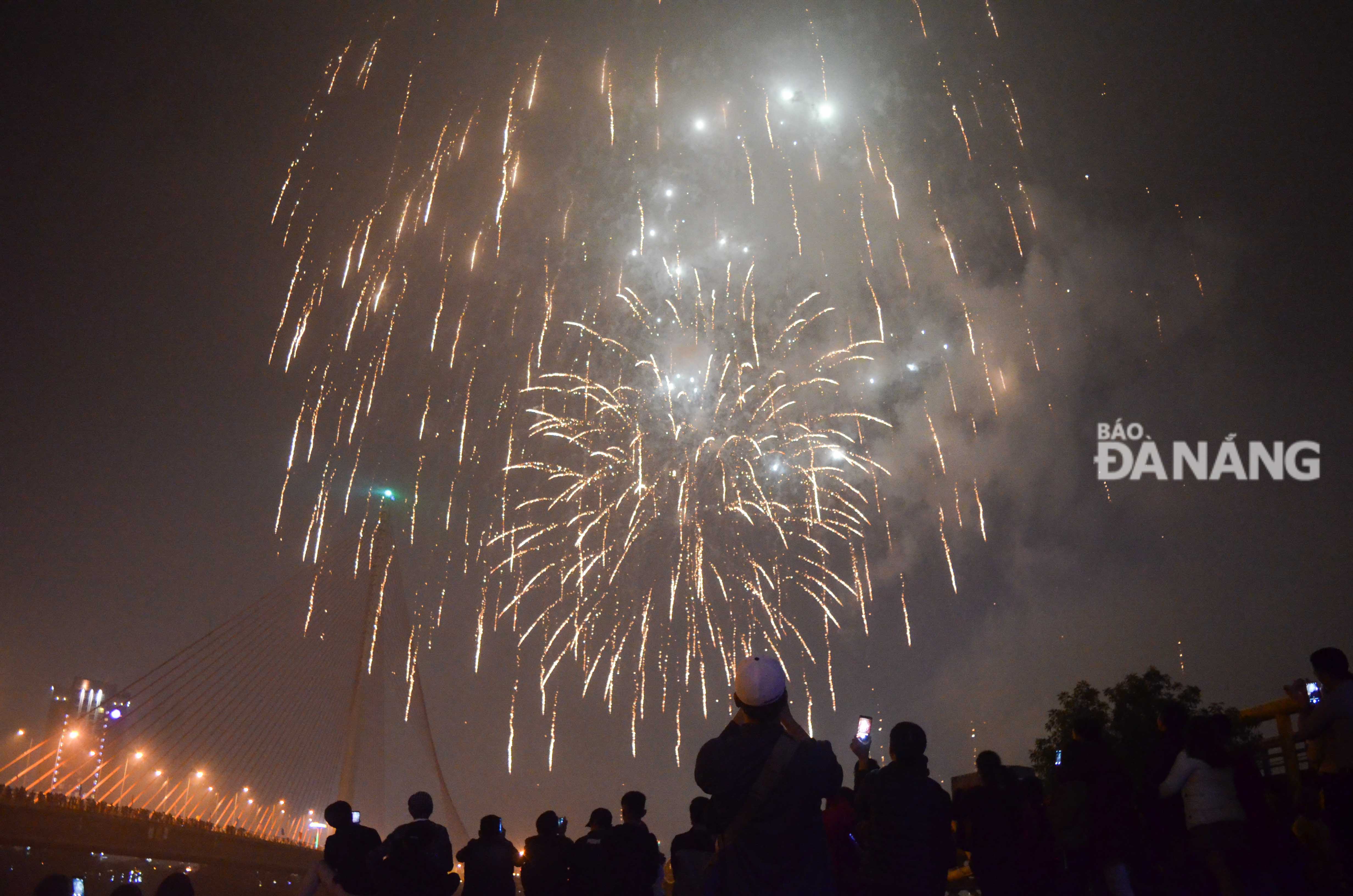 Người dân Sài Gòn theo dõi những màn pháo hoa đón chào năm mới Mậu Tuất 