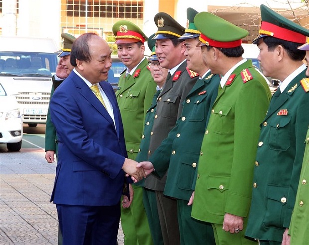 Prime Minister Nguyễn Xuân Phúc extends New Year wishes to the armed forces in Đà Nẵng City on Friday. — VNA/VNS Photo Read more at http://vietnamnews.vn/politics-laws/423028/prime-minister-makes-new-year-visit-to-da-nang.html#lMKG4JPGvSbvdrOK.99