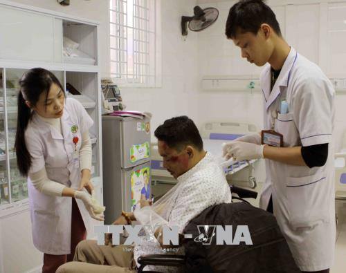 Cấp cứu bệnh nhân tai nạn giao thông tại Bệnh viện Đa khoa thành phố Vinh. Ảnh: Thanh Tùng/TTXVN