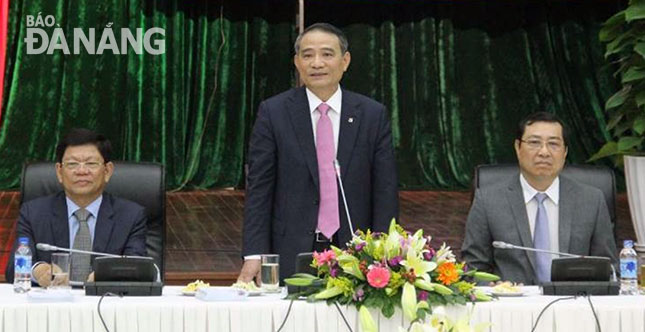 Bí thư Thành ủy Trương Quang Nghĩa (giữa), Phó Bí thư Thường trực Thành ủy Võ Công Trí (trái) và Chủ tịch UBND thành phố Huỳnh Đức Thơ cùng chủ trì hội nghị.   	              Ảnh: SƠN TRUNG