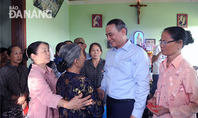 Bí thư Thành ủy Trương Quang Nghĩa ân cần thăm hỏi, động viên và chúc mừng năm mới bà con giáo dân khu vực Cồn Dầu. Ảnh: ĐẶNG NỞ