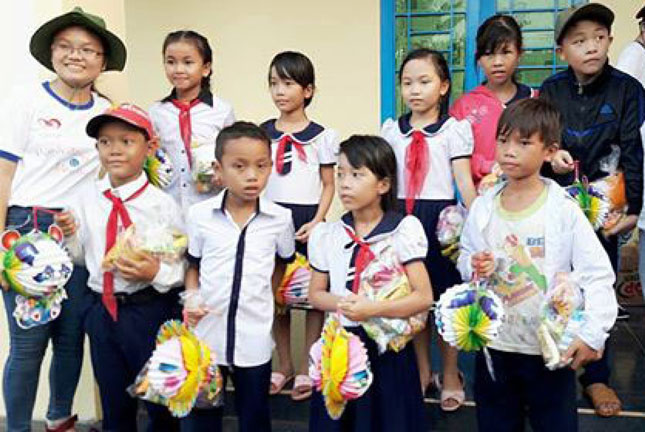 CLB Chung một ước mơ tặng quà cho trẻ em khó khăn ở tỉnh Quảng Nam.