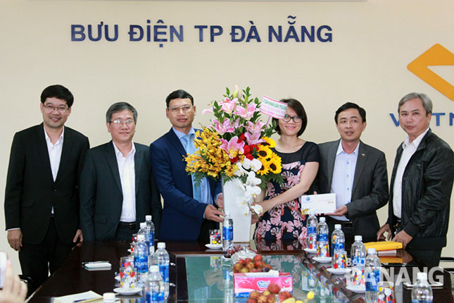 Phó Chủ tịch UBND thành phố Hồ Kỳ Minh thăm và chúc Tết Bưu điện Đà Nẵng.  						Ảnh: KHANG NINH 
