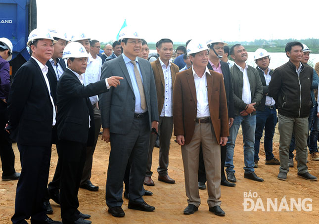 Chủ tịch UBND thành phố Huỳnh Đức Thơ (thứ ba từ trái sang) kiểm tra sản xuất đầu năm tại dự án đường ven sông Tuyên Sơn - Túy Loan.  		        Ảnh: Đặng Nở