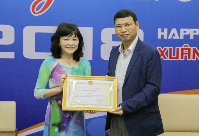 Phó Chủ tịch UBND thành phố Hồ Kỳ Minh (bìa phải) trao tặng bằng khen của Chủ tịch UBND thành phố cho tiến sĩ Yukiko Hirai, Giám đốc điều hành Selfwing Việt Nam.  Ảnh: QUỐC KHẢI