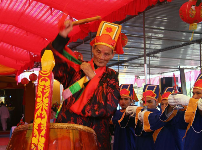Khai hội hát chầu tại lễ hội cầu ngư quận Sơn Trà.