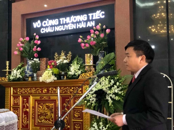 Ông Nguyễn Đình Anh - Vụ trưởng Vụ Truyền thông và Thi đua - Khen thưởng, đã thay mặt Bộ trưởng đọc lời tri ân gửi lời từ biệt bé Hải An.