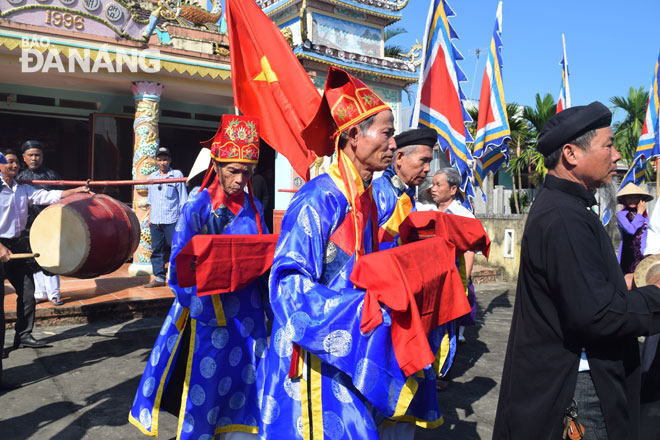 Lễ hội đình làng Túy Loan thu hút đông đảo người dân tham gia. 