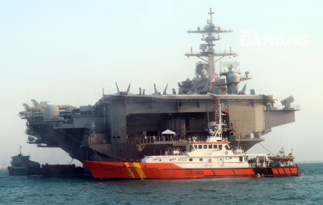 Cận cảnh tàu sân bay USS Carl Vinson trên vùng biển Đà Nẵng