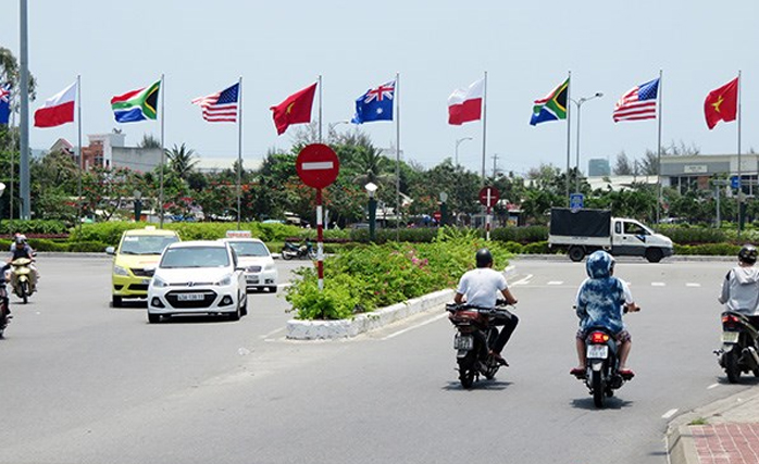 Phân luồng giao thông và lắp đặt trụ treo quốc kỳ các quốc gia dịp DIFF 2018
