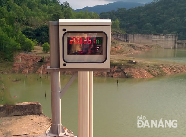 Thiết bị đo mực nước hồ tự động được lắp đặt tại hồ thủy điện Krông H’Năng.