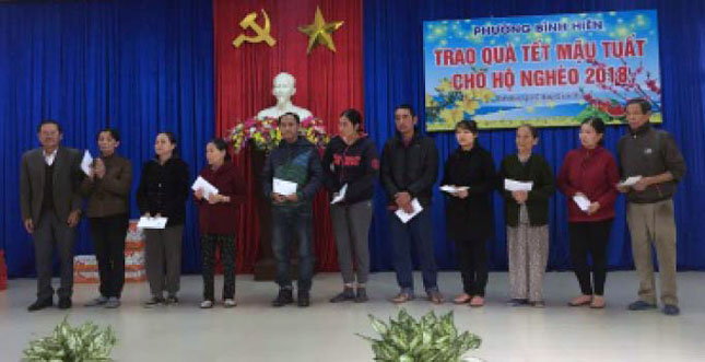 Các nhà hảo tâm trao quà Tết Mậu Tuất cho các gia đình hoàn cảnh khó khăn trên địa bàn phường Bình Hiên, quận Hải Châu.