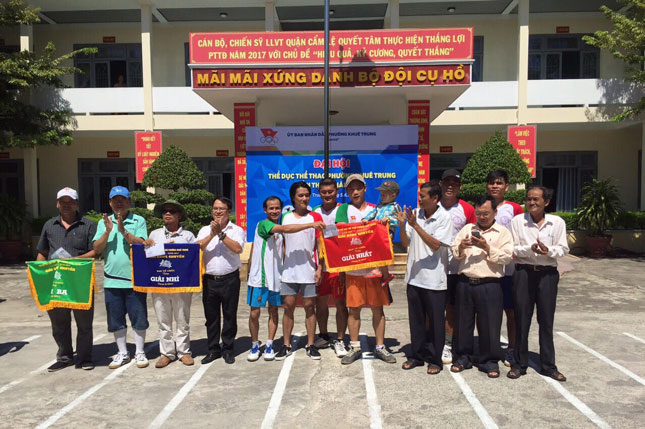 Các hoạt động thể dục thể thao như bóng đá, bóng chuyền, cờ tướng được UBND phường Khuê Trung tổ chức đều đặn mỗi năm, thu hút đông đảo người dân tham gia. 