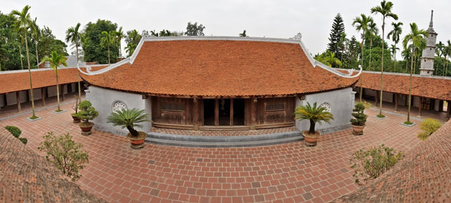 Cụm kiến trúc trung tâm ở chùa Bút Tháp được bao bọc bởi hai dãy hành lang chạy suốt dọc chùa.