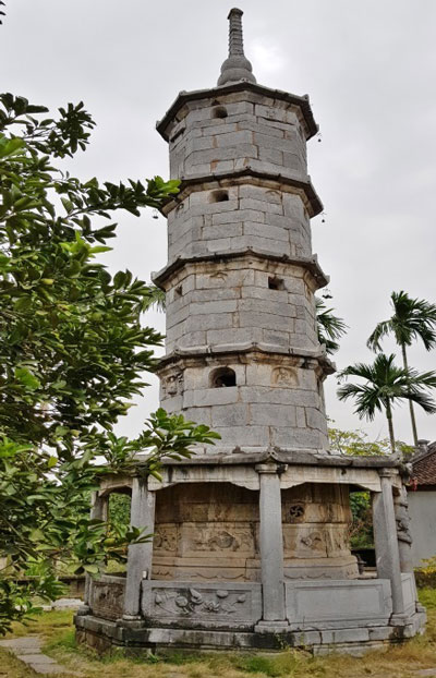 Tháp Báo Nghiêm nằm trong khuôn viên chùa Bút Tháp cao 13,5m với kết cấu 5 tầng và một phần đỉnh xây bằng đá xanh. Nhiều phù điêu, hình họa cách điệu trên tháp tạo nên dấu ấn riêng chỉ có ở chùa Bút Tháp. 