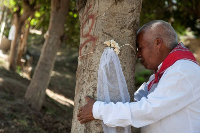 Một người đàn ông tham gia với chiếc khăn voan cho “cô dâu”.