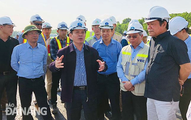 Bộ trưởng Nguyễn Văn Thể kiểm tra, chỉ đạo dự án cao tốc Đà Nẵng - Quảng Ngãi phải cán đích vào cuối tháng 6-2018. Ảnh: THÀNH LÂN