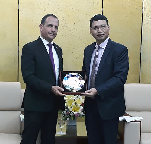 Phó Chủ tịch UBND thành phố Hồ Kỳ Minh (phải) tiếp Tổng Lãnh sự Vincent Floreani.