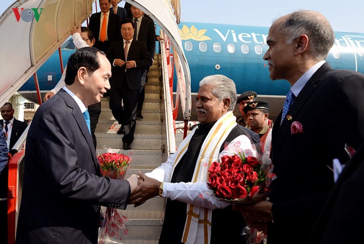 Chiều cùng ngày, Chủ tịch nước Trần Đại Quang và Phu nhân, cùng Đoàn đại biểu cấp cao Việt Nam đã đến thành phố Bodh Gaya bang Bihar, Ấn Độ, chặng dừng chân đầu tiên trong chuyến thăm cấp Nhà nước tới Cộng hòa Ấn Độ.