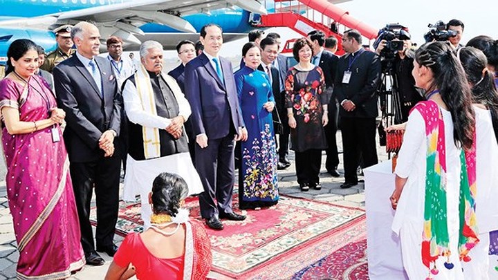 Đại diện chính quyền Bang Bihar đón Chủ tịch nước Trần Đại Quang và Phu nhân tại sân bay Gaya. (Ảnh: TTXVN)
