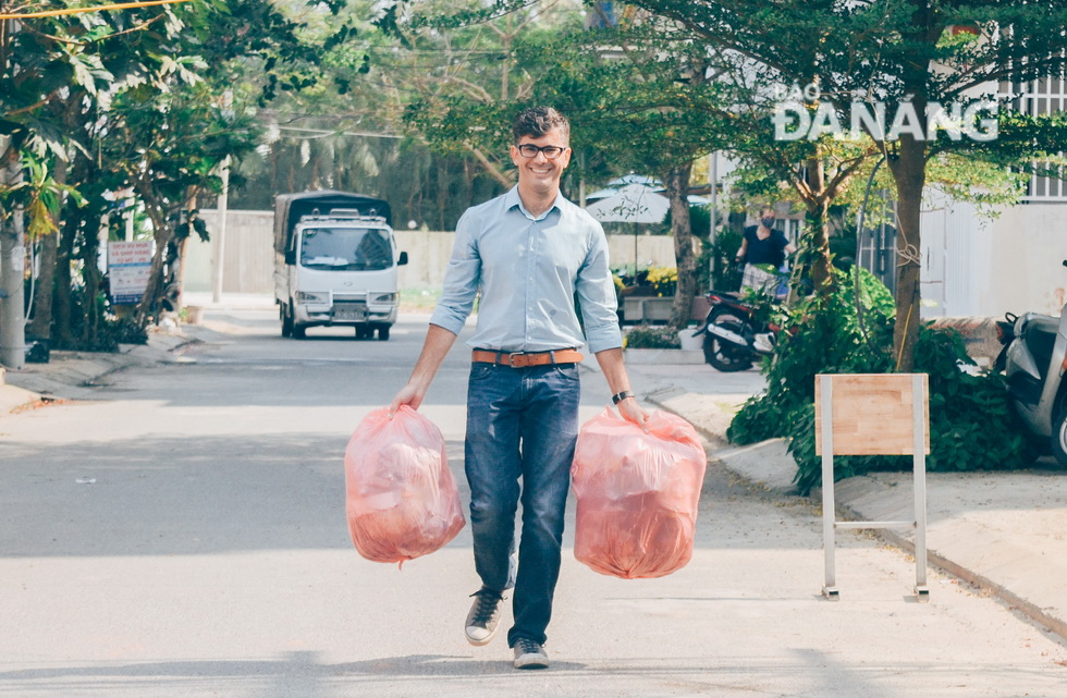 Hình ảnh một chàng trai người nước ngoài đi thu gom rác đã trở nên quen thuộc với người dân và du khách tại khu An Thượng. Ảnh: XUÂN SƠN