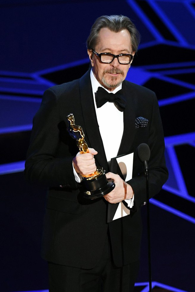 Gary Oldman nhận giải Nam diễn viên chính xuất sắc nhất của Oscar 2018.