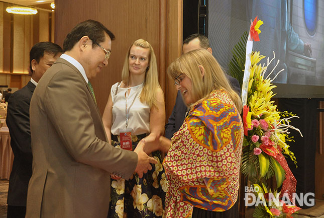Chủ tịch UBND thành phố Huỳnh Đức Thơ trao đổi với nhà đầu tư tại Diễn đàn Đầu tư Đà Nẵng 2017.  Ảnh: THÀNH LÂN