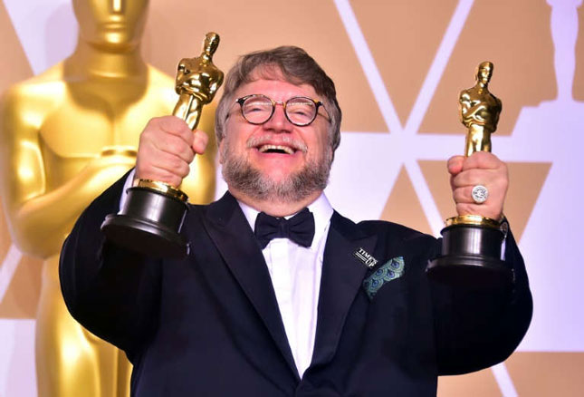 Đạo diễn Guillermo del Toro nhận giải Đạo diễn xuất sắc nhất. Ảnh: AFP