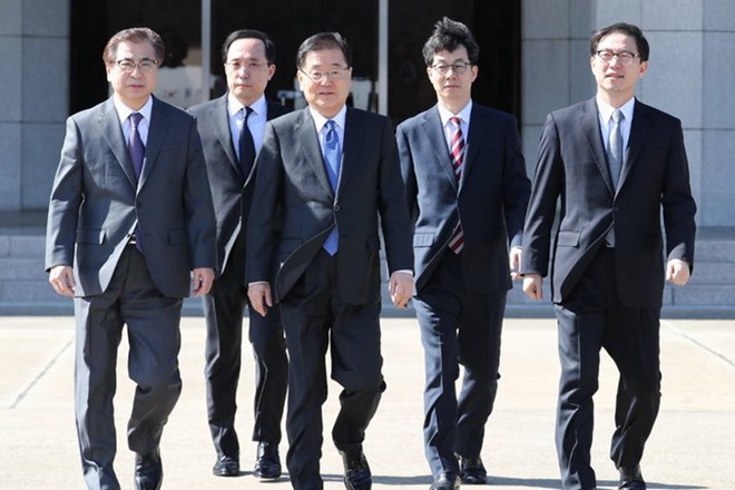 Ông Chung Eui-yong, cố vấn an ninh hàng đầu của Tổng thống Hàn Quốc Moon Jae-inYonhap - ở giữa. (Nguồn: Yonhap/European Pressphoto Agency)