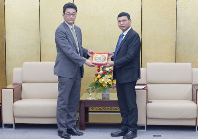 Phó Chủ tịch UBND thành phố Hồ Kỳ Minh (phải) tiếp Công sứ Asazuma Shinichi. 			        Ảnh: NAM BÌNH