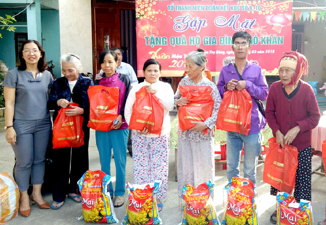 Tổ Thanh niên đoàn kết số 10 (phường Hòa Thọ Đông, quận Cẩm Lệ) tặng quà Tết cho các hộ nghèo.