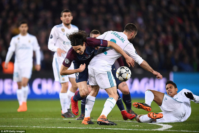 Trận đấu diễn ra đầy căng thẳng, Cavani trong vòng vây các hậu vệ Real Madrid