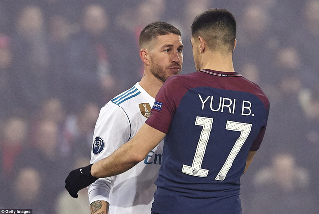 Ramos và Yuri trong tình huống va chạm trên sân