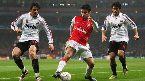 HLV Gennaro Gattuso (số 8) của AC Milan từng đối đầu Arsenal ở Champions League khi còn là cầu thủ. (Ảnh: Getty)