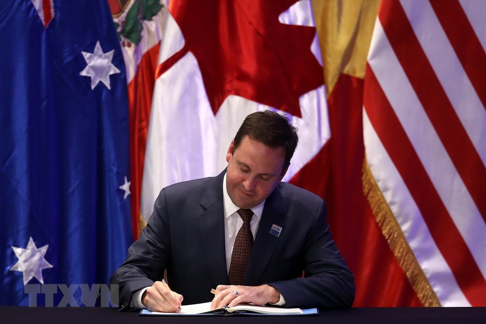 Bộ trưởng Thương mại Australia Steven Ciobo ký Hiệp định CPTPP tại hội nghị ở Santiago (Chile) sáng 9/3. (Nguồn: AFP/TTXVN)