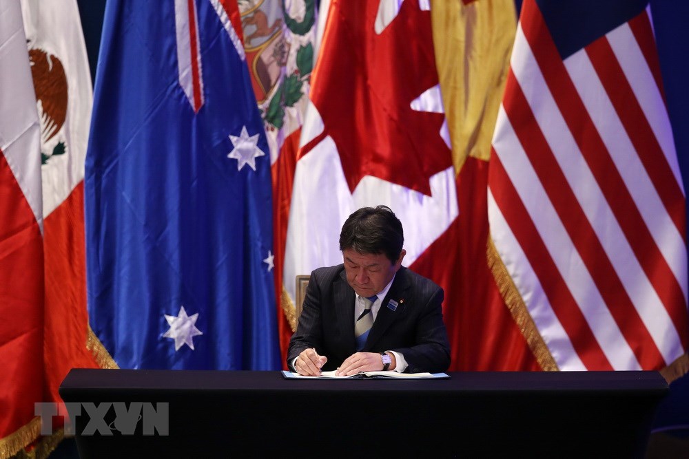 Bộ trưởng Kinh tế Nhật Bản Toshimitsu Motegi ký Hiệp định CPTPP tại hội nghị ở Santiago (Chile) sáng 9/3. (Nguồn: AFP/TTXVN)
