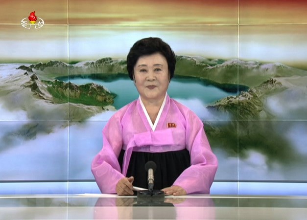 Phát thanh viên Đài truyền hình trung ương Triều Tiên trong một bản tin thời sự. (Nguồn: Yonhap/TTXVN)