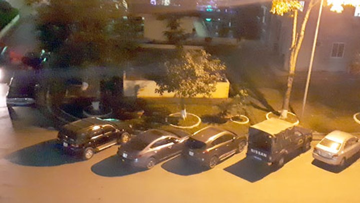 Trước đó, cùng ngày, Chủ tịch nước ký Quyết định tước danh hiệu Công an nhân dân đối với ông Nguyễn Thanh Hóa. Trong ảnh: Nhiều xe cảnh sát đỗ trước sảnh khoa A11 chở cán bộ thực thi nhiệm vụ bắt ông Hoá vào tối 11/3. (Vnexpress)
