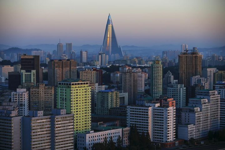 Hình ảnh khách sạn Ryugyong nổi bật giữa những tòa nhà chung cư ở thủ đô Bình Nhưỡng.