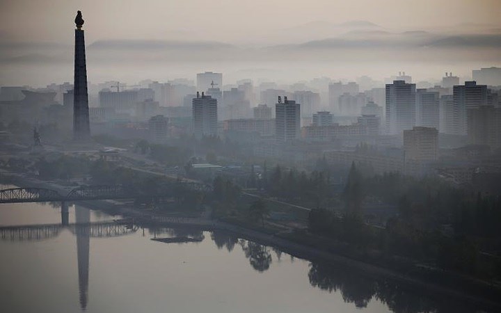 Tháp Juche soi bóng bên bờ sông Taedong trong làn sương sớm tại thủ đô Bình Nhưỡng.
