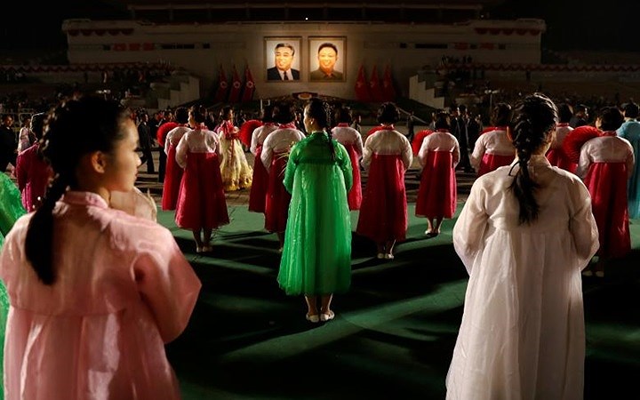 Những cô gái trong trang phục truyền thống tham gia lễ kỷ niệm ngày sinh của cố lãnh đạo Kim Nhật Thành (Kim Il-sung). Hai bức chân dung của 2 nhà cố lãnh đạo Kim Il-sung và Kim Jong-il (Kim Chính Nhật) được treo trang trọng.